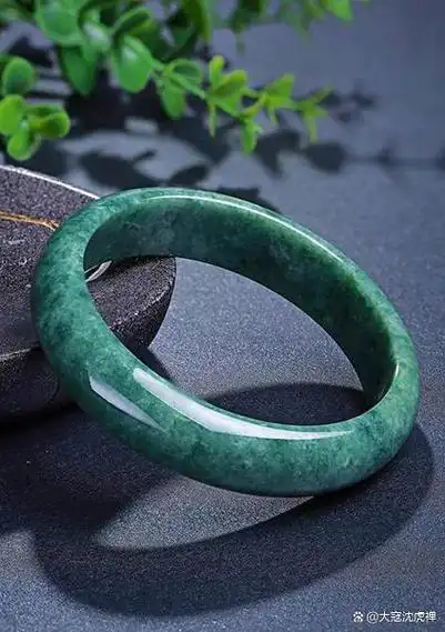 购买翡翠时,许多人关注翡翠的颜色,觉得颜色好的翡翠品质也好.