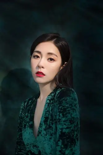 任容萱现身时尚活动复古长裙难掩迷人魅力