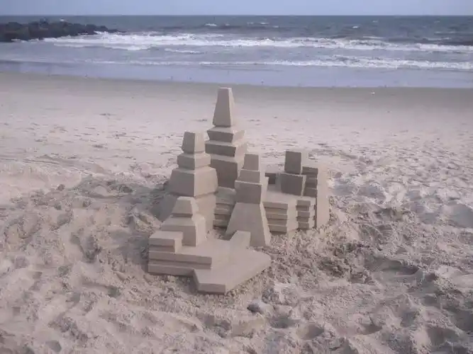 小时候玩过沙子么?在沙滩上有木有调皮过?你是不是也堆过沙雕呢?