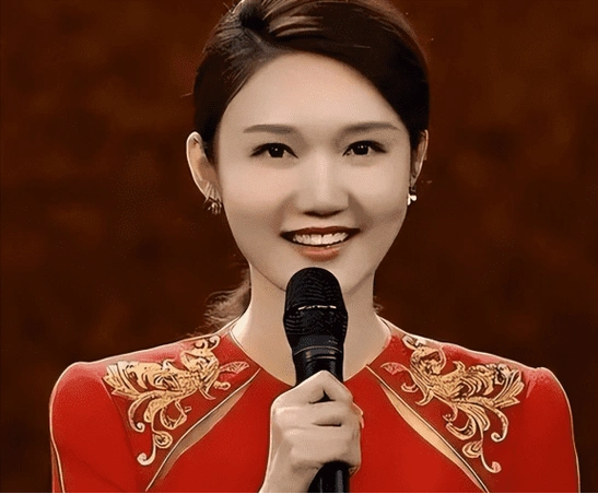 2021年的央视春晚,众多观众都盼望着看到龙洋主持节目的身影.