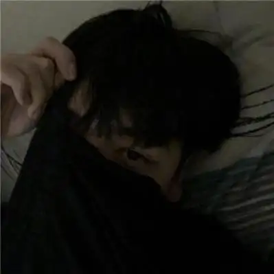 孤独颓废的头像男生是男人就不要颓废下去