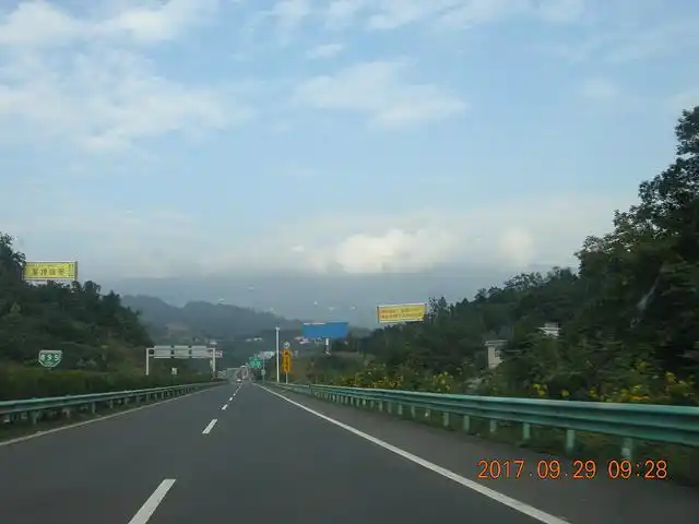 行驶在重庆雅安渝蓉高速g501