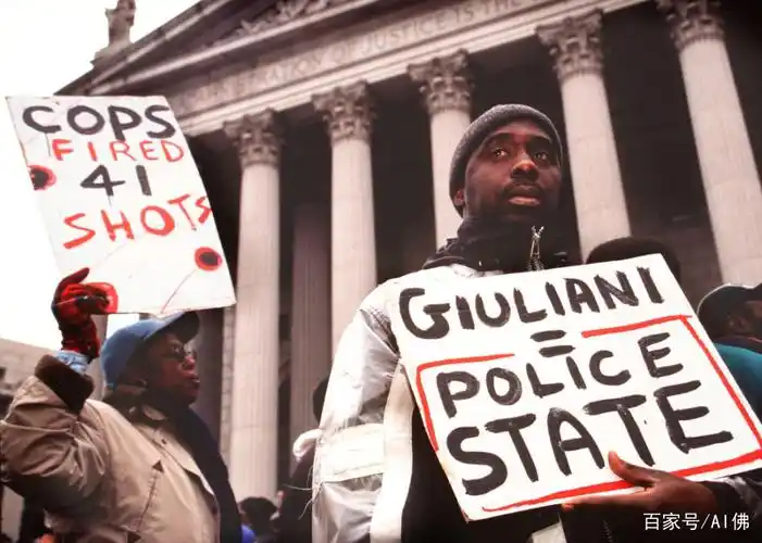 [图:抗议者在纽约市司法大楼前举起标语,1999 年   月   日.