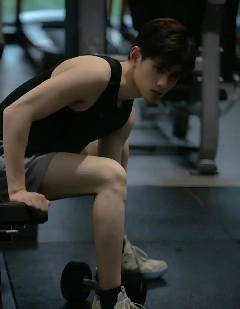 健身房里的帅哥#健身