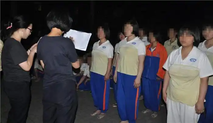 女子戒毒所搬家 特警押解配备尿不湿 (1/6)