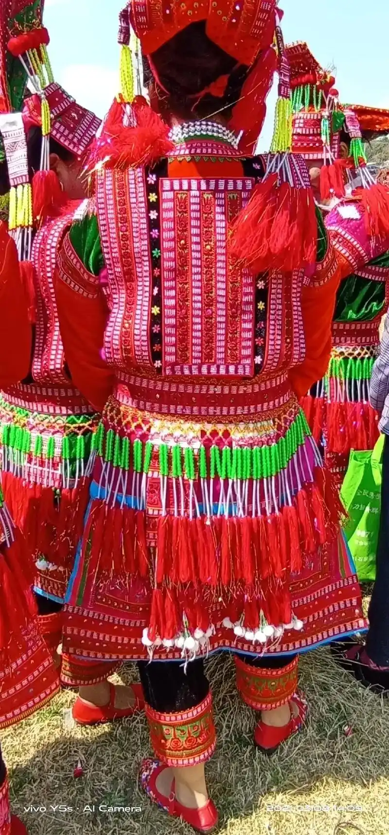 我们彝族花腰族服装还真是漂亮. - 抖音