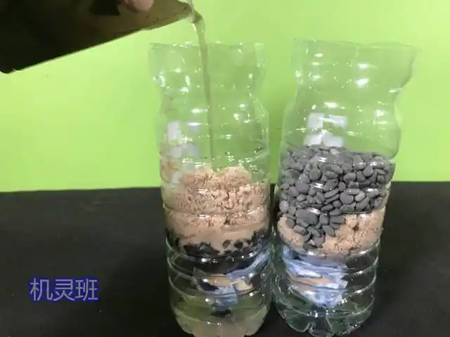 自制水过滤器的步骤和方法5,将矿泉水瓶瓶口朝下扣在塑料杯上,将脏水