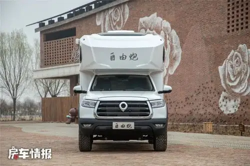 长城炮房车实拍适时四驱差速锁越野性能更强适合3口自驾游