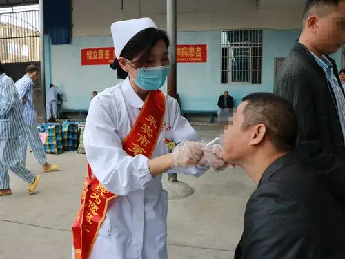 市委政法委在市第二人民医院开展关爱精神障碍患者爱心暖冬活动