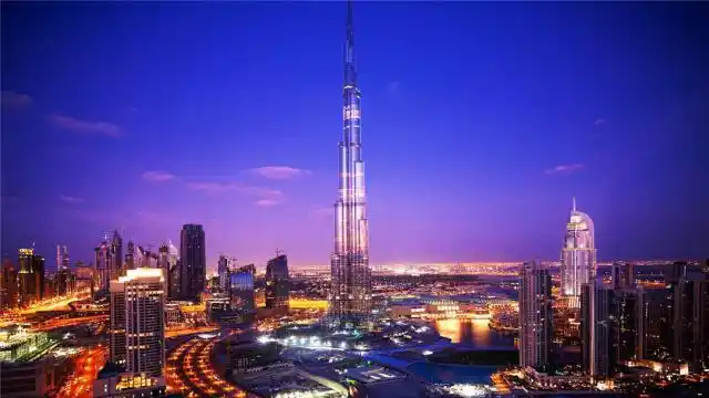 世界上最高的摩天大楼哈利法塔高828米共162层