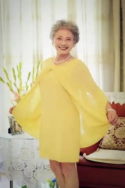 她被称为中国的神仙奶奶 做模特,拍广告,穿泳衣86岁了依然像18岁少女!