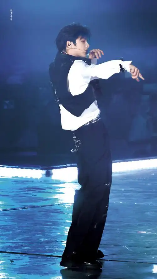 231110 天猫双十一舞台的king95@时代少年团-刘耀文#刘耀文露肩衬衫