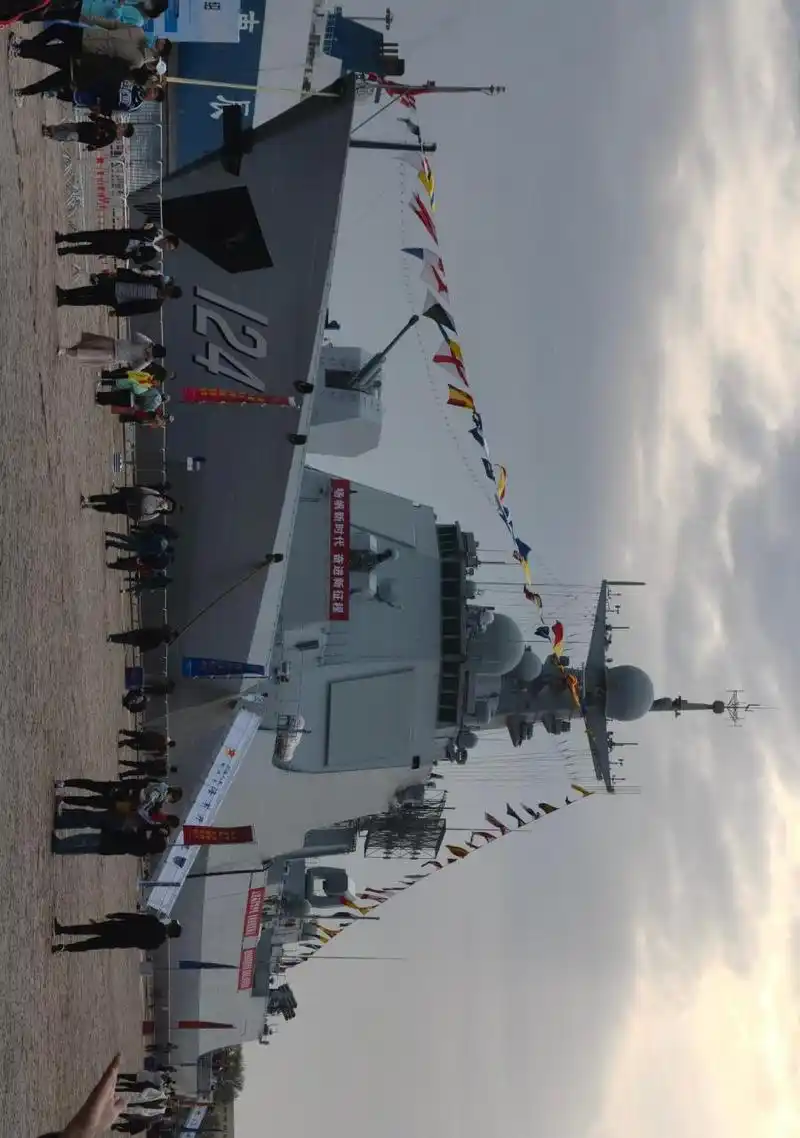 开封舰,052d型驱逐舰, 号舷124. 咋的,民间人士一拍就高大威猛?