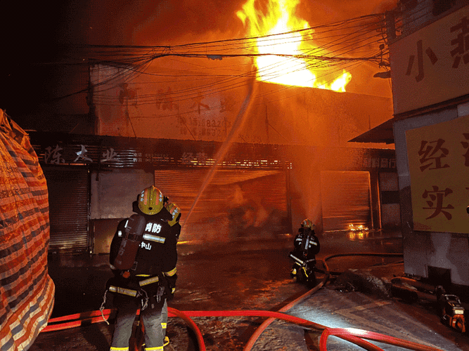 今天向逆火而行的英雄消防员致敬