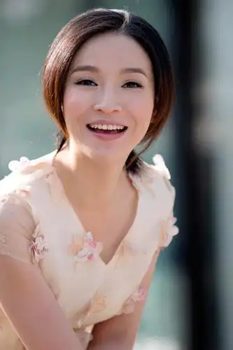 在这部轻喜风格的家庭情感大戏中,演员田野此次出演好女人"舒金花"一