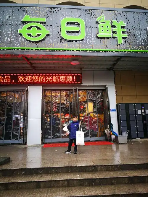 蔬菜终于买好了,拎着两大袋菜,好重啊!