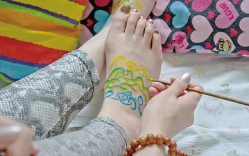 涂丫mm新作:脚丫上的山水画