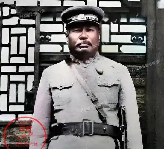 照片中的男子叫汤玉麟.