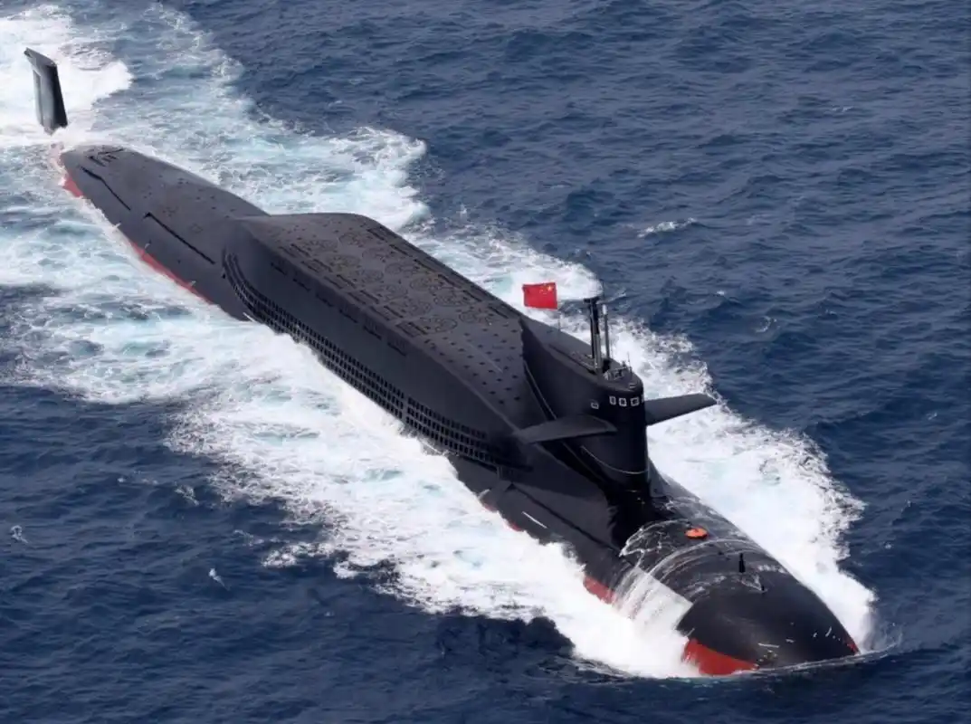 据称096型核潜艇长度大约160米,排水量接近2万吨,水下噪音低于100分贝