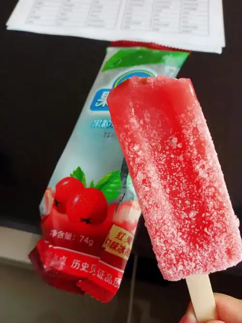 这根雪糕里面是满满的山楂粒酸酸甜甜的