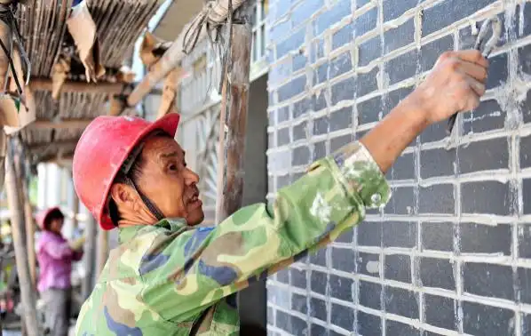 农村干部免费为农民粉刷白墙为啥遭到怒怼净给农村抹黑