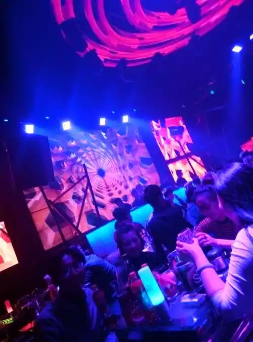 十年的老店了,西安夜店的标杆,一切都是熟悉的味道,西大街百盛楼上,快