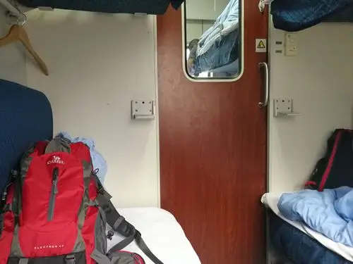 k827次列车软卧车厢内部