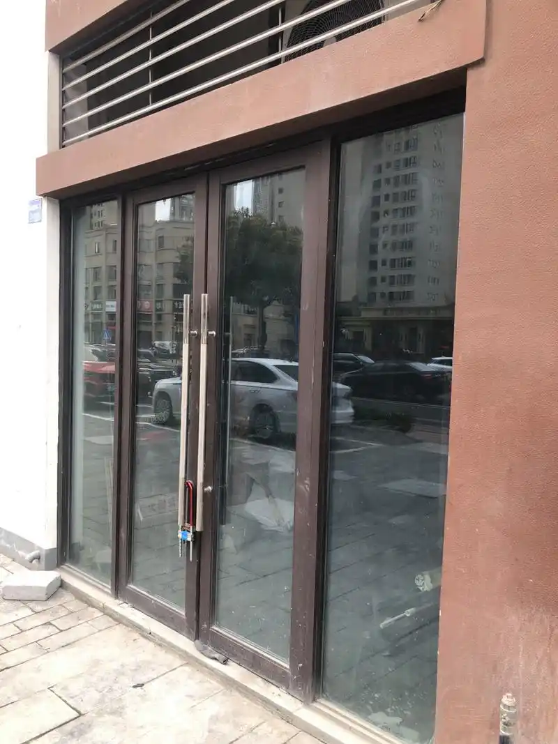 地弹簧门 弹簧玻璃门是指那些玻璃门安装了地弹簧,使用起来相对来说方