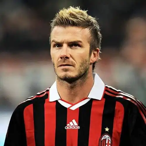 原创贝克汉姆一家出海游玩与大儿媳贴太近引争议穿衣风格大胆张扬