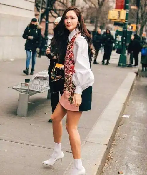 看不懂的时尚林允儿穿高跟鞋配白袜子时髦不怪异演绎另类时尚