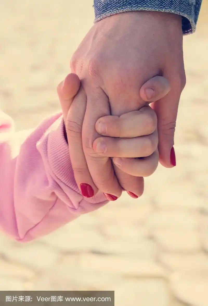 孩子牵着母亲的手