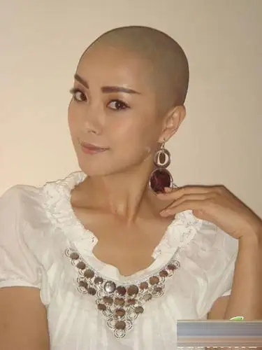 让人不寒而栗的光头女明星大集合 省了买护发素洗发水