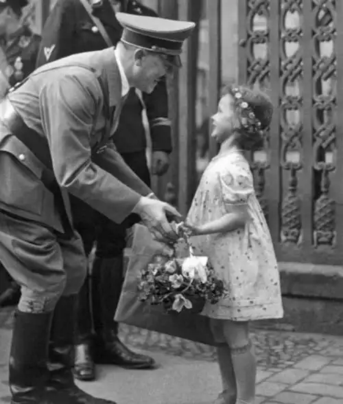 受到希特勒万千宠爱的女孩,最终被亲生父母所毒杀