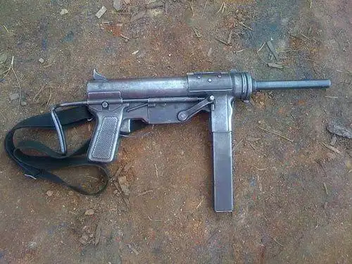 斯登是一款真正意义上的简单枪械,德国的人民武器都无法比它更简单