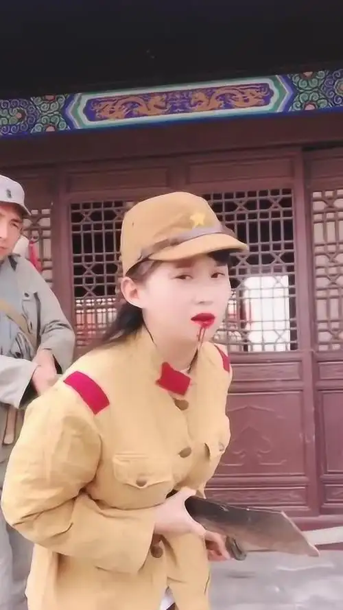 抗日神剧实拍,男演员一刀刺穿女鬼子腹部,太狠了