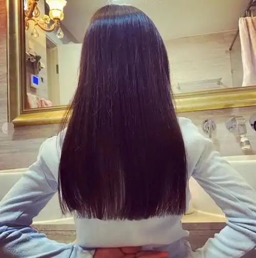 7岁甜馨新年新气象!披塑料袋剪发太可爱,长发披肩背影意外淑女