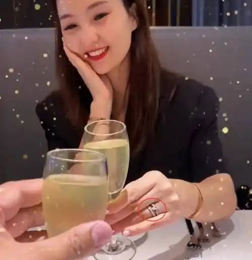 "鲁智深"晋松秀小20岁娇妻,家居服打扮时尚动人,大钻戒超惹眼_李汶桐