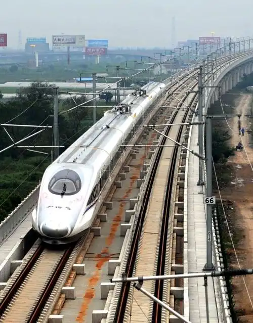 时速416公里 中国高铁新纪录   9月28日,一辆沪杭高铁列车从沪杭高铁