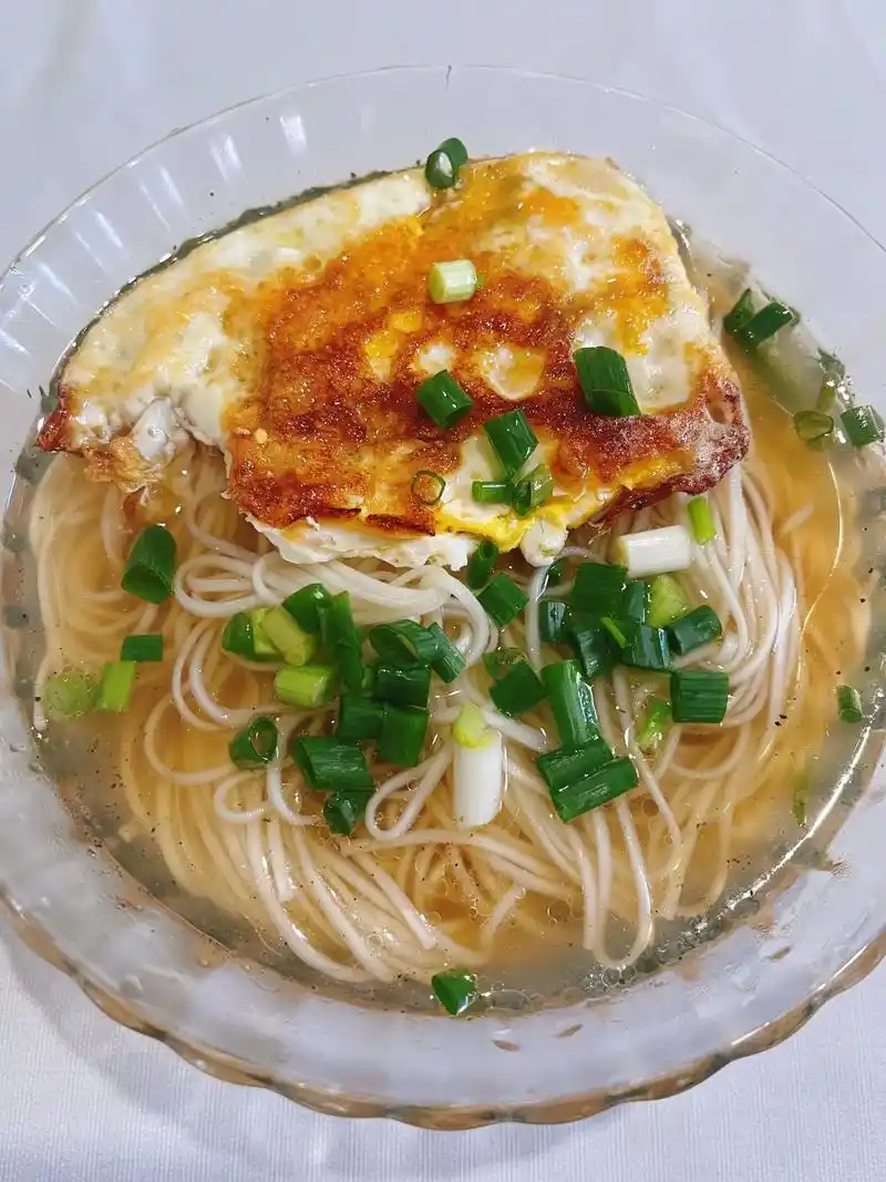 快来试试吧,巨好吃!猪油清汤煎蛋面  汤底调 - 抖音