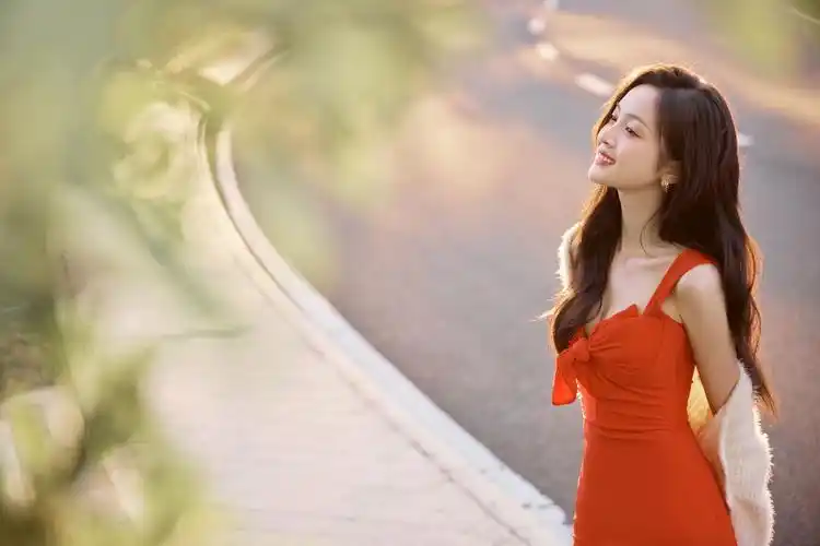 吴宣仪这组图每一张都是壁纸的程度~ 红色吊带裙俏皮又性感……__财经