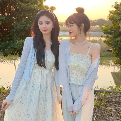 闺蜜装ins风夏天蝴蝶结碎花吊带连衣裙女2022很仙中长款显瘦裙子