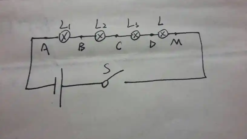 有一串小彩灯串联在一起,当电路中有一小灯泡发生断路后,其他小灯泡均