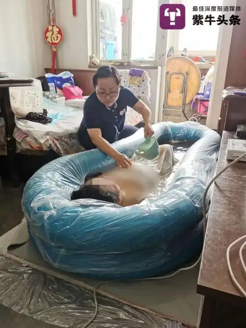 人大硕士创业当"助浴师"为失能老人洗澡_腾讯新闻