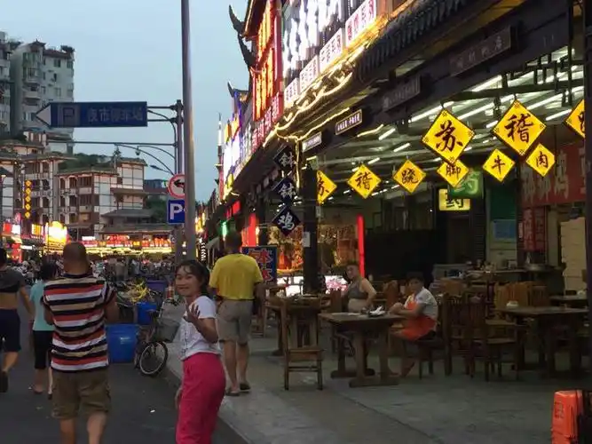 四川乐山市张公桥好吃街.