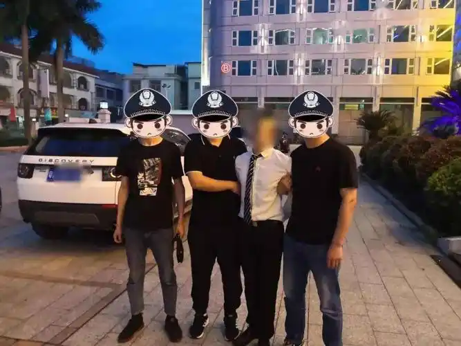 峡山某酒店一男子被抓走