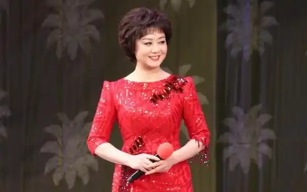回顾京剧美女李胜素:国家级京剧演员,58岁婚姻成谜如今怎样了?