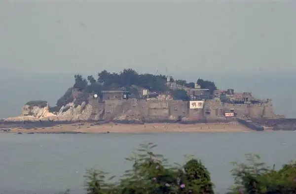 狮屿距离小金门岛约1000米.