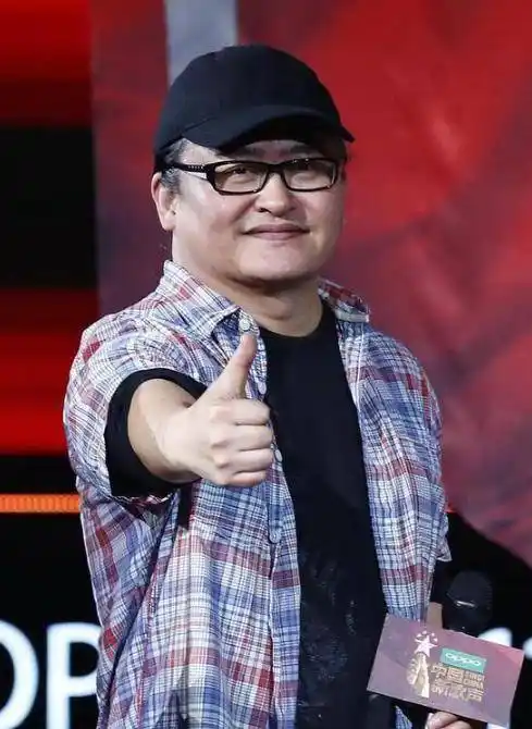 原创有钱有名又怎样58岁刘欢机场照头发花白状态差一番话引人深思