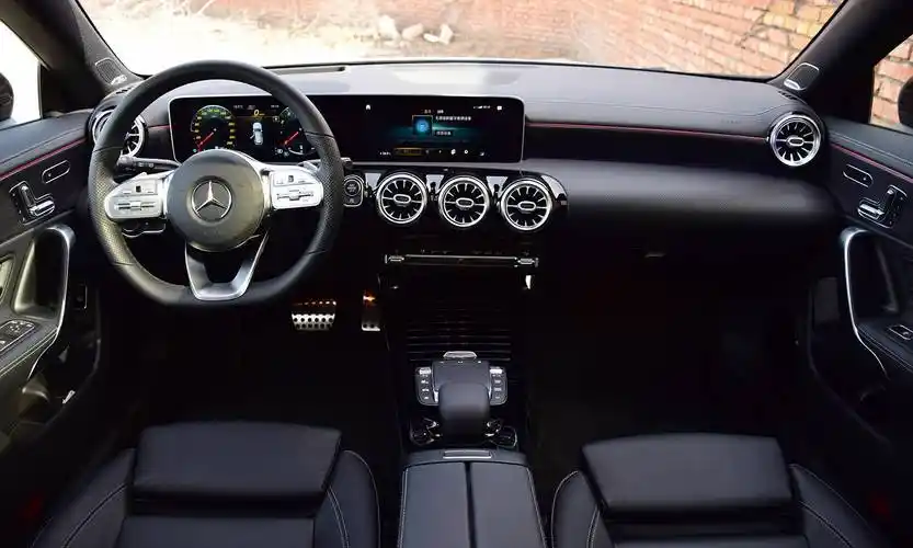 奔驰cla猎跑版内饰设计与cla普通版车型基本相同,方向盘,车机系统相比