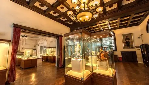 在【衡山·和集】悠闲小坐,到【上海工艺美术博物馆】欣赏东方匠人的